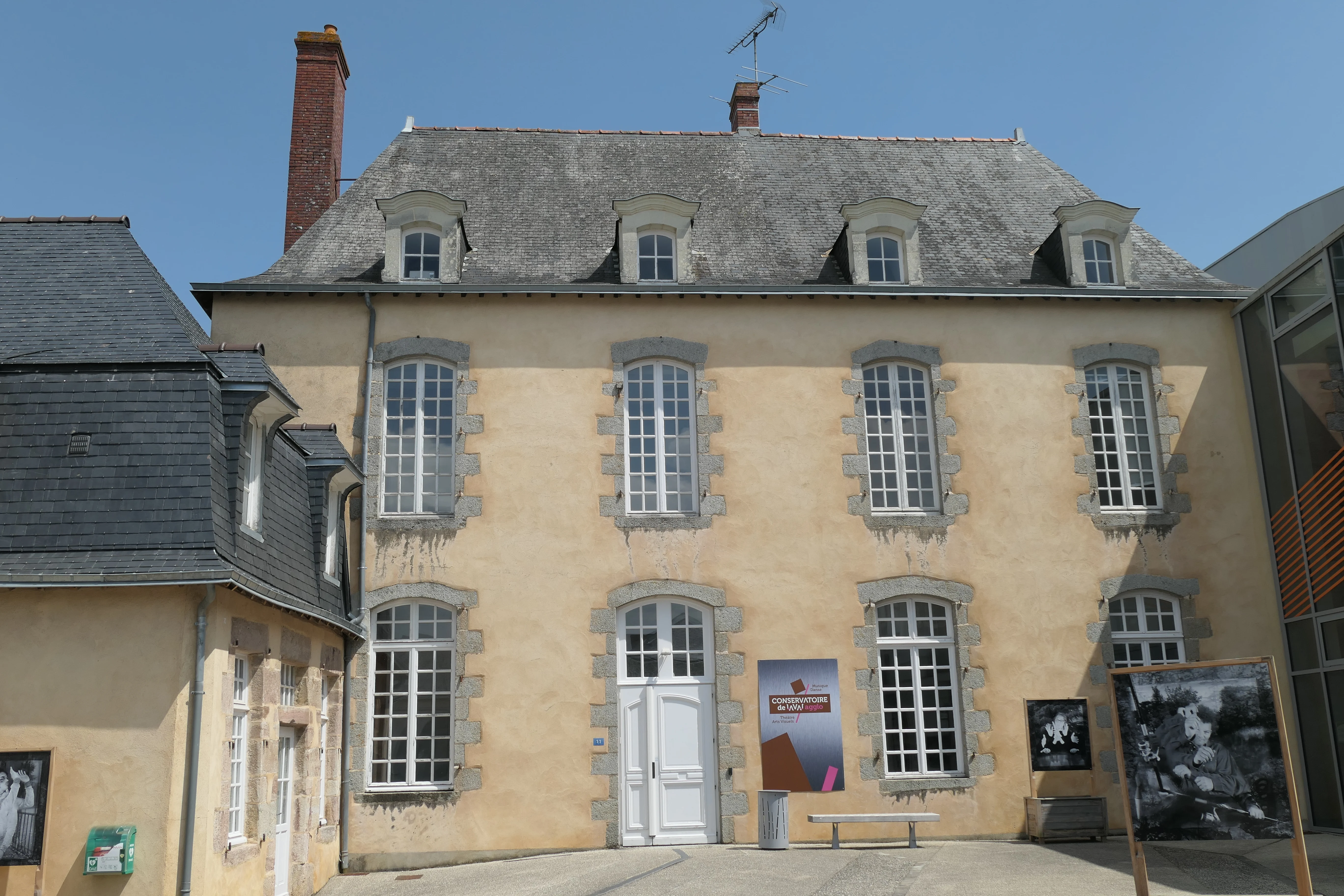 Façade du conservatoire à Saint-Berthevin.