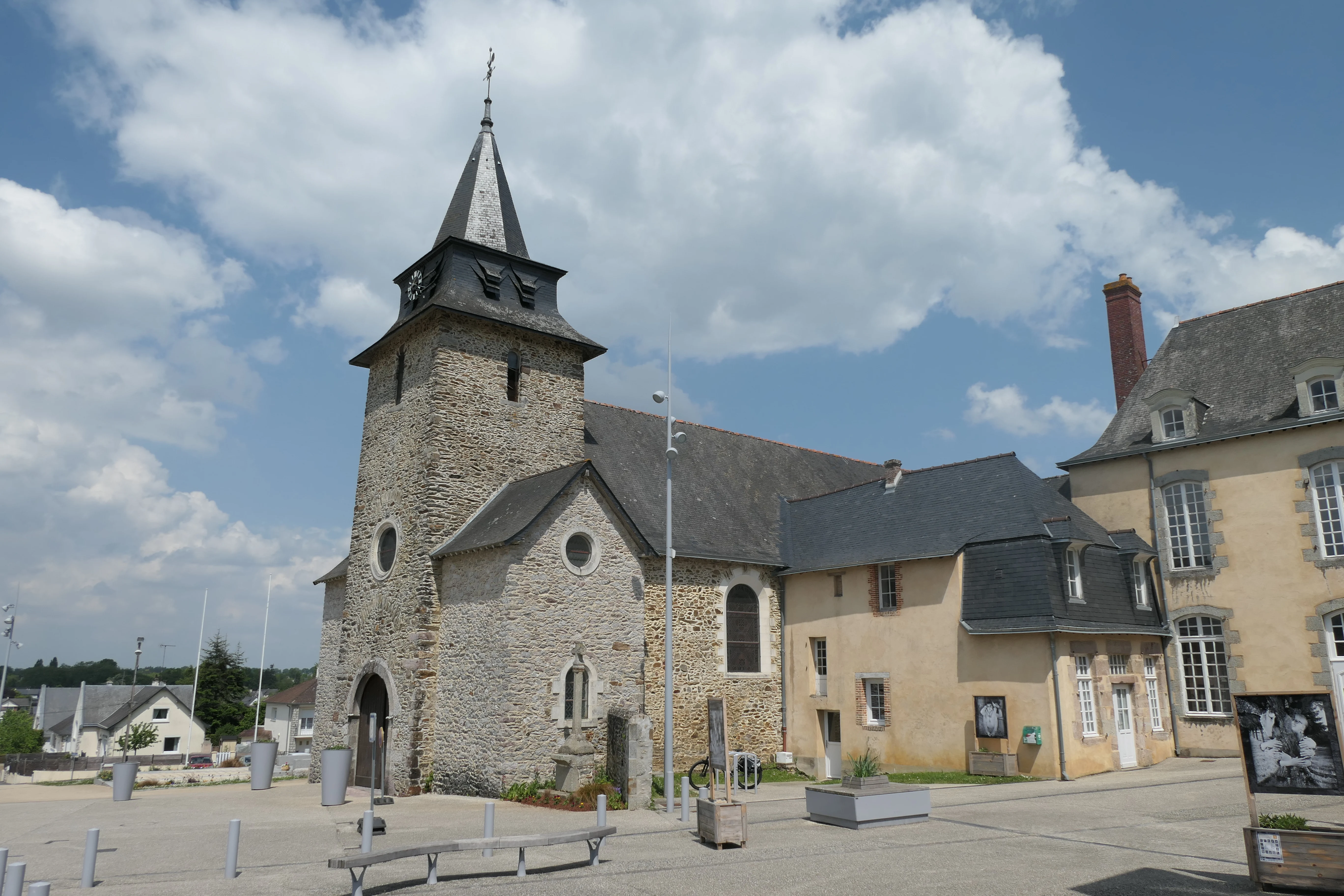 Église et place de Saint-Berthevin.